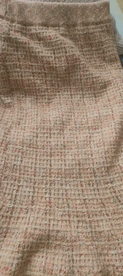 彩色编制的针织裙装很时髦，秋冬穿最合适不过，并且凸现曲线美优雅气质派很喜欢，斜纹粗花呢的面料给予了高贵的气质，感谢挖煤姬平台让我买到了这个裙子。