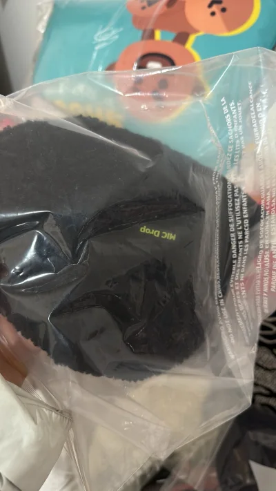 新买的帽子终于到了，走的是海淘，一个月到了，包装很完整，很喜欢，会继续从挖煤姬购买的，很多泡沫袋缓冲