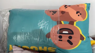 新买的娃娃终于到了，走的是海淘，一个月到了，包装很完整，很喜欢，会继续从挖煤姬购买的，很多泡沫袋缓冲