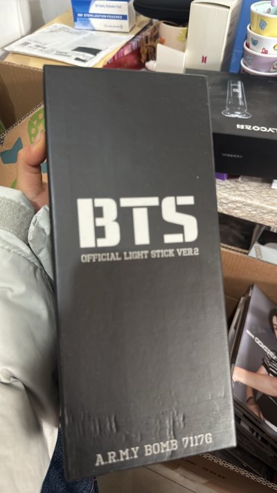 新买的应援棒终于到了，走的是海淘，一个月到了，包装很完整，很喜欢，会继续从挖煤姬购买的，很多泡沫袋缓冲