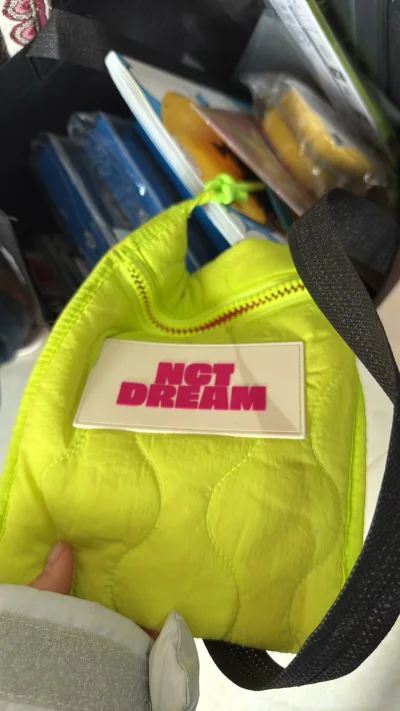 新买的娃娃终于到了，走的是海淘，一个月到了，包装很完整，很喜欢，会继续从挖煤姬购买的，很多泡沫袋缓冲