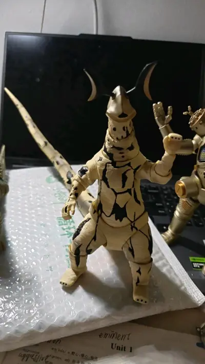 雷德王与艾雷王SHF手办造型还原度极高，细节精致，可动性出色，能轻松摆出经典战斗姿势。涂装均匀，质感上乘，配件丰富，性价比优秀，是奥特曼系列收藏者的理想之选。