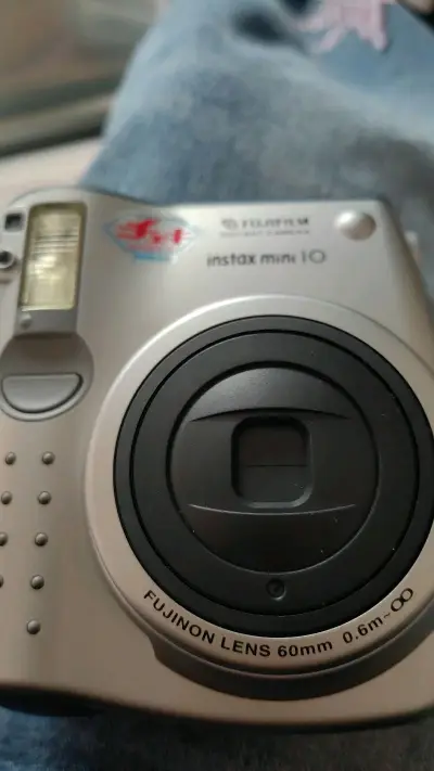 第一次买拍立得赌赢了没有什么明显的划痕价格便宜值得购买包装的挺好的我一开始很担心受损准备下回再买个ccd