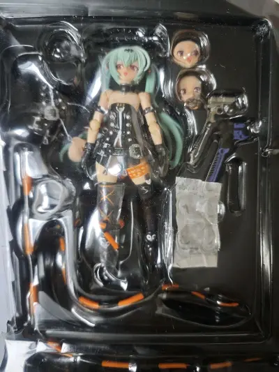 第四次用挖煤姬购物了，这次是女皇之刃开门人爱丽丝，虽然是无外包装盒只有吸塑内衬，但保存很好，没有损坏关节正常，甚至身上塑料膜都未取下，而且价格相对于有盒十分便宜，非常棒的一次挖煤姬购物！