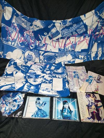 作为一名“Mayuyu”（渡边麻友粉丝的爱称），我长期以来都有一个小小的遗憾，那就是错过了她毕业前推出的个人歌曲《ヒカルものたち》的官方周边。当知道这首充满感谢与回忆的歌也有专属纪念品时，那份想要收藏的心愿就扎根了。
这次海淘虽然等待了一段时间，过程也需要多一些步骤...