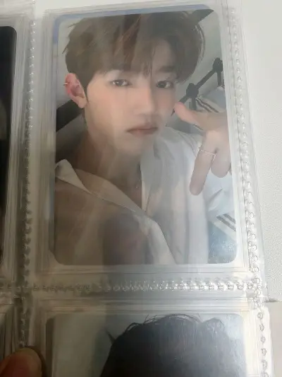 整理卡册时，指尖抚过一张张日切卡，忽然发现它们像被打散的生活增味剂——把“等待”的焦灼、“相遇”的惊喜，还有“拥有”的踏实，都压进这些闪光的小方块里