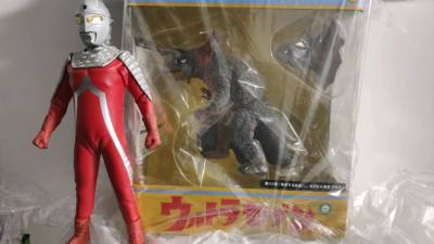 XPLUS阿基拉初回限定版手办，附带替换头，xplus黄盒初版，最经典的系列，还原度满分巨好看的静态模型。除了价格不美丽其他的都完美，被海关税了280元