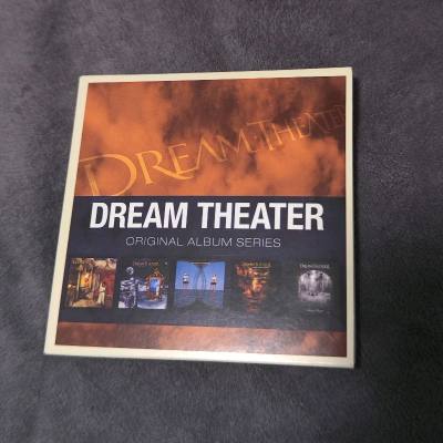 最近迷上了Dream Theater，前卫金属乐团。很喜欢他们工整power的节奏和丰富弘大的编曲。通过日淘任意门，收了一套5CD。早期经典，一网打尽，在鼓点和吉他声中爽一晚。