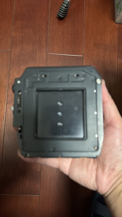 博朗尼卡后背，bronica ec用后背纯黑漆，成色还行，唯一缺陷没插刀，还没测试是否正常。富士tx镜头后盖成色好。