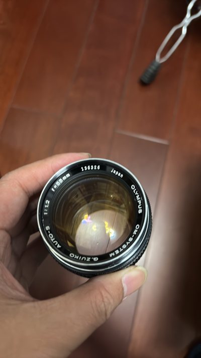 olympus55 1.2，成色一般，感觉光圈叶片无，只留在1.2光圈，内部有大灰，镀膜有老化，略松。