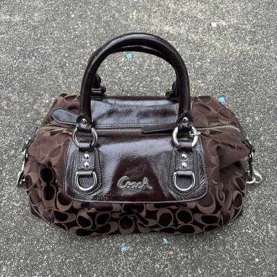 这次在挖煤姬入的Coach F15443波士顿包太惊喜了！说是二手但完全没明显瑕疵，经典棕老花+亮面皮革拼接超有质感，2way背法既能手提又能斜挎，容量装得下日常用品，五金也很亮～物流速度比预想快，还带了真伪鉴定，安全感拉满！这个成色和价格真的捡到宝，复古又实用，爱...