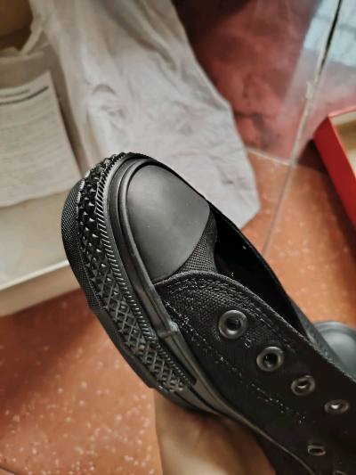 没啥可以过多介绍的东西 就是一双普普通通黑色的匡威鞋 非常百搭，价格很合适通体黑色 日产品质值得购买，下次继续