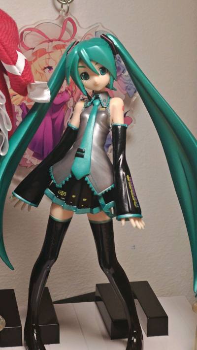 初音未来手办收到了。包装得很仔细，没有损坏。手办的涂装和细节都挺精致的，和商品描述的一致，看起来还不错。个头小小的，但是珠光很有质感