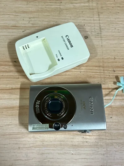 收到相机真的超惊喜！外观几乎是99新状态，银色机身纤细小巧，便携又耐看，镜头环设计精致，几乎看不到使用痕迹，复古质感拉满。唯一小瑕疵是屏幕有一处轻微漏液，但完全不影响拍摄和操作，取景、回放都不受干扰，成片质量更是没话说。
人像拍出来自带冷白皮效果，3倍光学变焦满足日...