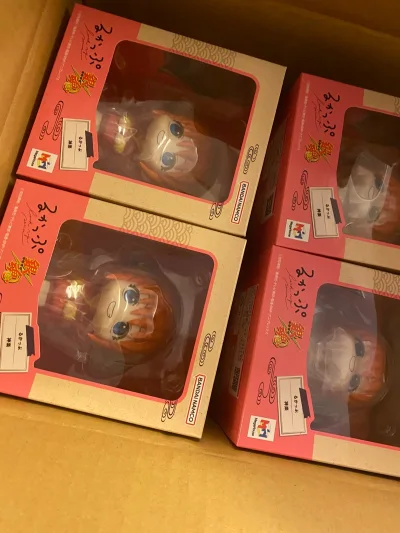 当得知在挖煤姬购买的包裹即将到达时，心中满是期待。每天都在关注物流信息，想象着专辑的样子。终于收到包裹的那一刻，那种惊喜难以言表。从包裹的外观来看，它被包装得很仔细，外层的纸盒没有明显的破损，这显示出卖家的用心。打开包裹，果然！太完美了