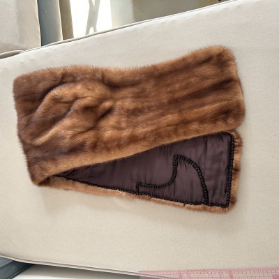 这次买的貂皮披肩，底绒很厚，质量一看就很好，就是与卖家照片色差太大，且卖家描述全新看起来是使用过挺久的了，大家切物还是要擦亮眼睛