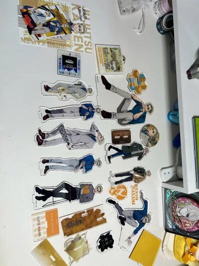 11月切煤体验直接拉满幸福感！这次蹲到的冷门谷子套装终于到手——小卡的烫金细节闪得恰到好处，吧唧的背卡都没折痕，卖家还塞了张同柄的迷你贴纸当小礼物~拆箱时泡沫纸裹得像“粽子”，连最娇贵的亚克力立牌都毫发无伤！物流更新比闹钟还勤，客服半夜都秒回我查件消息，现在已经开始...