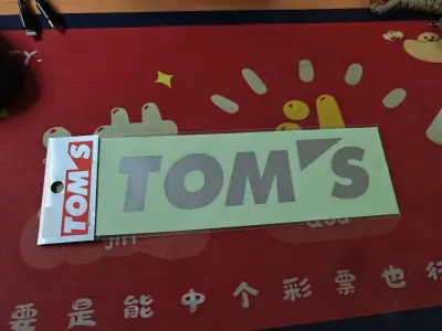 淘到了一张TOM&amp;#39;S旧标原厂贴纸，非常少见，稀有，质感很棒，找了很久，居然在这里找到，下一步就是贴在自己的爱车上