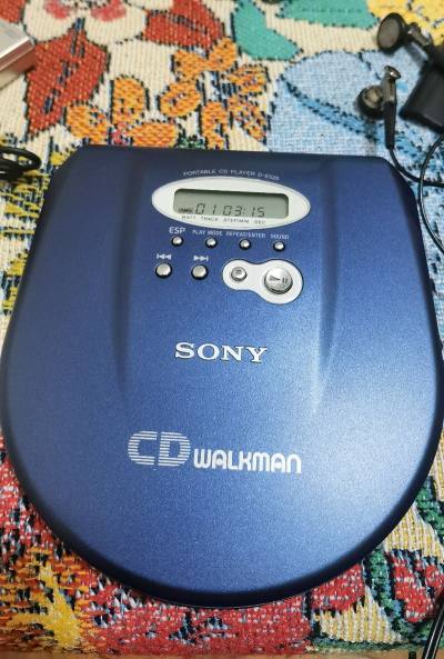 又到货一箱随身听盲盒，回到家第一时间就是开箱，开箱这个事是最快乐的事儿了，哈哈！马上年底了，回来这两箱就准备过年了！~