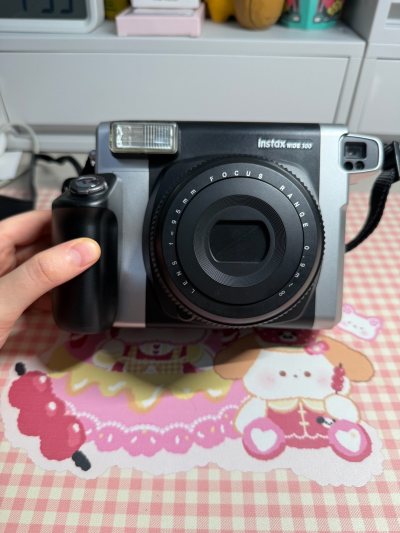 这个是第一次下单的拍立得，之后就忘情了发狠了的又下了几单，比较了几个快递的价格后还是选择了ems，从发货到到手十天，快乐快乐，商品也和描述的一样的，包装很好。