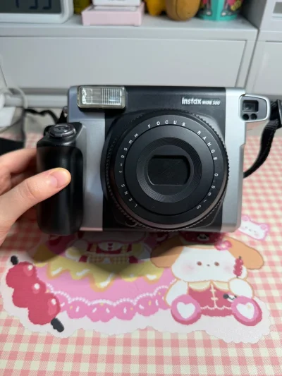 这个是第一次下单的拍立得，之后就忘情了发狠了的又下了几单，比较了几个快递的价格后还是选择了ems，从发货到到手十天，快乐快乐，商品也和描述的一样的，包装很好。