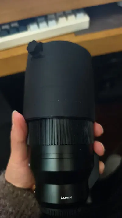 非常棒的一只轻量化长焦镜头，100-400mm的焦距。很实用，重量才1kg不到。美中不足的是没带遮光罩，国内一个遮光罩得200左右。