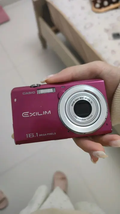 在挖煤姬买的卡西欧EX-zs12到了，详情页上写了是个垃圾数码相机，但我赌成功了 装上电池能开机拍照，挖煤姬是我主要买ccd的平台之一，物流很快就到了