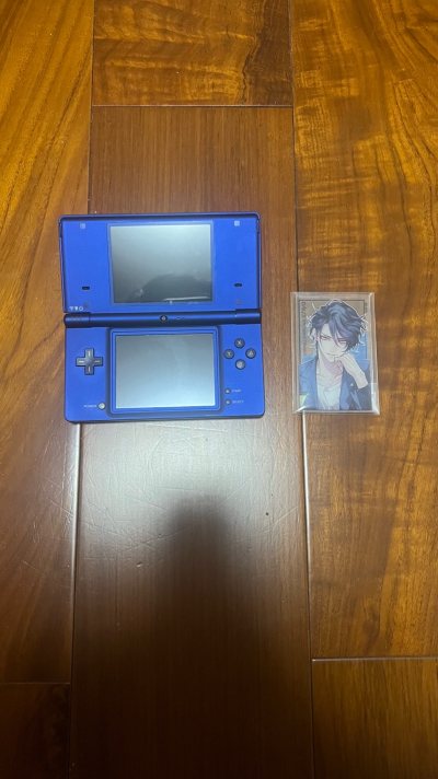 在挖煤姬海淘的游戏机顺利到手！年末好物分享必须有它，平台服务靠谱，物流给力，品相完美。这次购物非常满意，快乐直接加倍！年末奖励自己的好物，是一台成色超新的复古游戏机。描述它的魅力：机身带着岁月打磨的温润感，卡带插入的“咔哒”声是世界上最悦耳的声音。当经典的开机音乐响...