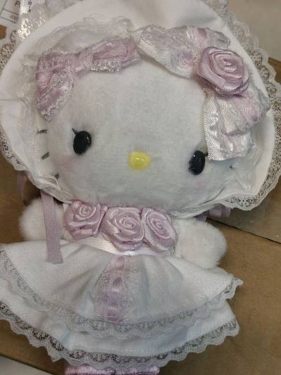 这次入手了轻松熊造型拼图和Hello Kitty蕾丝款毛绒玩偶，还有小黄鸡造型的收纳盒，拆开快递的瞬间直接被萌化了！轻松熊拼图的拼片切割很精准，咬合度超棒，拼完摆在桌上颜值拉满；Hello Kitty玩偶的面料软乎乎的，蕾丝和玫瑰装饰做工特别精致，细节感拉满。小黄鸡...