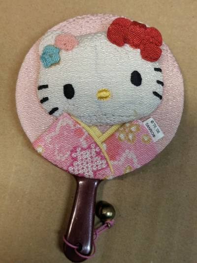 这次入手了Hello Kitty刺绣镜子和布丁狗水杯，直接被三丽鸥的可爱暴击！Kitty镜子的刺绣工艺超精致，粉色和服纹样搭配立体的蝴蝶结，手柄处的小铃铛还会发出清脆声响，拿在手里氛围感拉满；布丁狗水杯的颜值也绝了，嫩黄色杯身印着软萌的布丁狗图案，杯盖的耳朵造型超还...