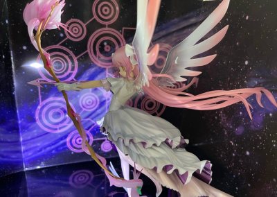 手机渣拍。箱子非常大，内塑用铁丝做了固定，还挺难拧的。然后背上的翅膀和脚上的翅膀都有点难插，装的时候小心不要弄断了。相比初版火龙果那里多了一个支撑杆，本体好大一只，长宽高目测得留个35cm的空间才够。