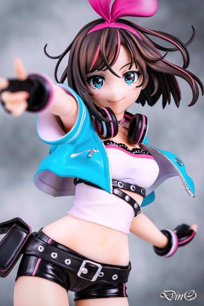 绊爱耳机没固定可移动，我拿到手正好看见耳机都糊绊爱脸上了，吓得我以为脸上得蹭漆，幸好没有~我一直觉得绊爱这款姿势很emmm忸怩造作，也就是二次元会觉得可爱，现实生活做出来估计很矫情了，吸引我的点还是头发和这个可爱英气的笑脸，事实证明，面相真好看，我爱了(ง˃̀ꄃ˂́...