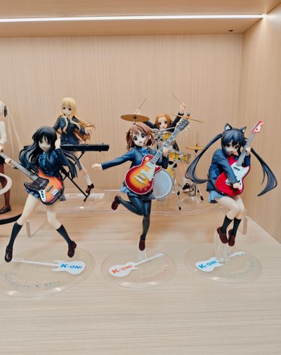终于收齐了这套ALTER的轻音少女！每一只都将角色的神韵捕捉得恰到好处，从唯的元气到澪的羞涩，表情生动传神。服装的布料褶皱、乐器细节（如吉他的琴弦、律的鼓棒）都制作得无比精密，漆面光滑平整。日版品质完美无瑕，摆放一起共鸣感极强。感谢挖煤姬专业的打包，让整套宝贝们安全...