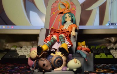 GSC出品的斧乃木酱实在太棒了！标志性的无表情脸还原得一丝不苟，冷静又带点可爱的神韵完全捕捉。服装的线条与褶皱干净利落，背后“多数规则”的机械臂细节惊人，关节与结构的刻画充满精密感。涂装工整，毫无溢色。日版品质完美，包装八角尖尖。通过挖煤姬购买体验流畅，物流稳固，让...