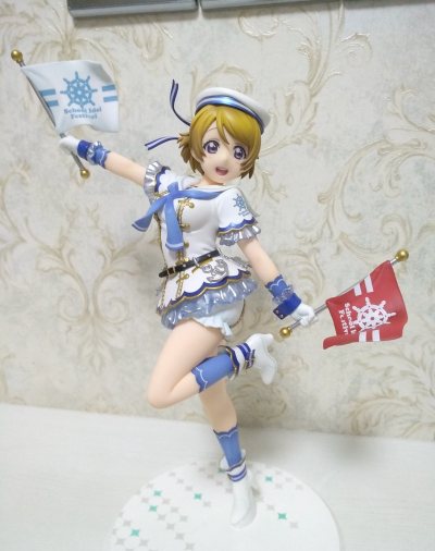 ALTER的花阳亲实在太可爱了！完美还原了她那份略带害羞又充满元气的独特气质，圆润的脸颊和专注的表情令人心生喜爱。服装的白色与蓝色涂装纯净清爽，各处皱褶与细节都非常精致。最惊喜的是“饭团”配件的塑造，粒粒分明的质感充满趣味。日版品控顶级，本体检查无任何瑕疵。通过任意...