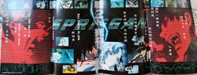 那本98年《遗迹守护者》电影公式书展开时的超长尺寸，带来了压倒性的复古震撼，泛黄的纸页与经典构图，是平成初期动画美学的活化石。而当它与22年网飞重制版那本印刷精美、满载现代技术力的设定集并肩而立时，两部跨越24年的作品便展开了一场无声而深刻的对话。
同时入手的《七合...