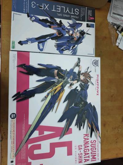 这次呢，又从挖煤姬在日拍上买了寿屋的黑直美和短剑。这次箱子的也是加了填充物，中通快递也是很给力，箱子依旧八角尖尖，竹蜻蜓速度也很快。挖煤姬当属海淘的好去处。