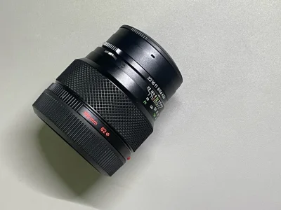 这是一颗等效85mm的中长焦镜头
5组5片结构，成像效果很好，焦外柔美
通过挖煤姬淘到了一支成色非常新的镜头，镜身干净，几乎没有磕碰划痕，价格也很便宜
选择的是小航空发回国内，很快就收到了，八角尖尖，并且也保护得很好，一次完美的购物体验！