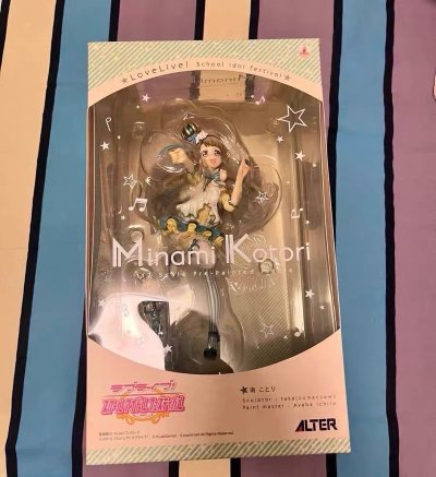 ALTER的小鸟真是太可爱了！标志性的甜美笑容被塑造得无比生动，仿佛带着歌声从画面中走出。演出服的涂装堪称华丽，色彩层次丰富，从发饰、领结到裙摆的蕾丝花边，每一处细节都精致无比。漆面光滑平整，整体检查无任何瑕疵。日版品质完美，包装保护周到。感谢挖煤姬，让这位元气满满...