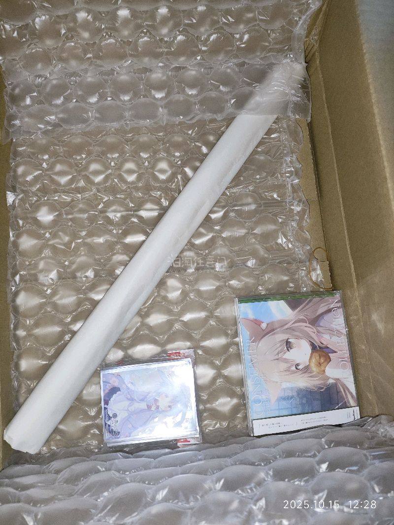 最近通过代购平台再次入手了心仪的きゃべつそふと周边，这次的收获是「百濑辉夜卡套」与「附带B2挂画的限定版CD套装」，整体购物过程依旧顺利满意。从下单支付到收货大约20天，物流状态更新清晰，还意外收到了平台的运费差价退款，服务细致周到。

卡套是きゃらスリープコレクシ...