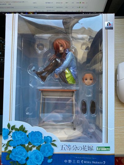 寿屋的三玖真是把“文静宅女”的气质拿捏死了！这个微微低头、手指无意识卷着发梢的小动作，配上标志性耳机，简直神还原。制服的质感处理得很棒，百褶裙的垂坠感自然。重点夸夸面相，那种有点害羞又专注的“三玖式”表情，实物比官图还戳人。日版无瑕疵，盒子八角尖尖，挖煤姬打包还是一...