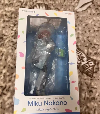 GSC的三玖，这个角度和表情真的太会了！仿佛下一秒就要用她那种平静又认真的眼神问你“要尝尝我的耳机吗？”。蓝色挑染的发丝层次做得超细腻，手里拿的战国武将书和耳机线这些小细节也一点没含糊。整体的涂装和做工很稳，GSC的品控还是让人放心的。多亏了挖煤姬结实的打包，漂洋过...