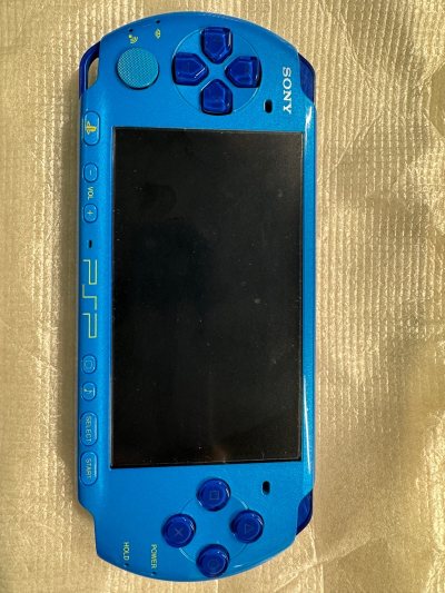 不知不觉在挖煤姬买了很多游戏机了。这次的psp3000限定蓝不负所望。成色相当的OK。配件齐全。花了很少的钱就买了两个psp3000。服务一如既往的好。打包很用心，套了两个纸箱。感谢平台。感谢ems。