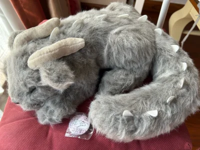 这次在挖煤姬淘到了SPITZ乐队2016年巡演的限定大玩偶，非常难得。打包得很仔细，外箱结实完整，收到时八角尖尖，玩偶和特典吧唧都完好无损。
选择的竹蜻蜓Max线路也很方便，从发货到收货用了不到三周，速度还是挺快的，挖煤姬帮忙申报关税也省去了很多麻烦。
平台有不少优...