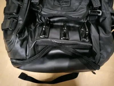 第一眼见这个包就觉得很惊艳，看了得物上的介绍视频发现实用性也不差，但闲鱼上成色较差的二手价格最低也要880元，得物上全新的1200起步，在挖煤姬上搜这款包的时候偶尔发现了427元起的拍卖，立刻竞拍，结果无人竞争最低价拿下，带上运费和税款也才705元，款式还是少见的设...