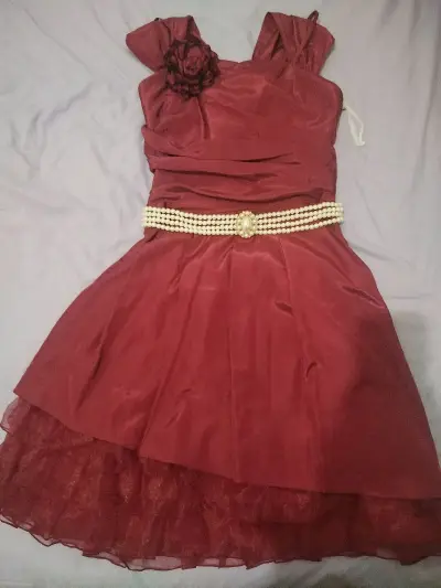 在挖煤姬上海淘了一件vintage酒红色小礼服，自己搭配了一下，装饰了玫瑰胸花和腰带，看起来还不错。挖煤姬太好用了，下次还会使用的。