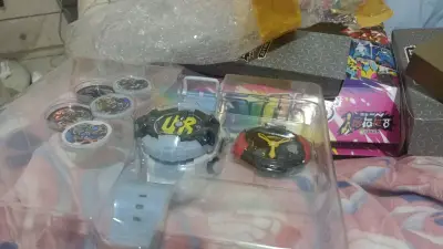 妖怪手表ur韩版套组，虽然日版不通用但是东西不错，东西很好很齐全价格实惠方便，竹蜻蜓也很快差不多一个星期左右就发回来了，除了盖子不能给日版用有点遗憾其他都还好。