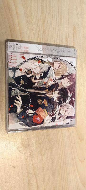 来自人气乙女游戏《Collar×Malice》的角色歌曲CD《Plastic Tree》！收录了游戏五位男主的角色曲，旋律充满暗黑浪漫色彩，歌词细腻贴合角色设定！
这次通过挖煤姬平台下单，体验真的惊喜！EMS物流神速，从日本发货到到手仅用7天，包裹包装严实无损伤。最...