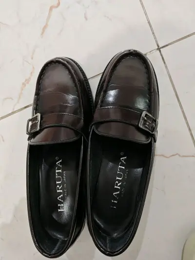 第一次日拍！拍的是haruta的制服鞋。挖煤姬页面有自动翻译，翻译很快很方便。有显示卖家好评/差评数量，简单明了。入库很快，物流选择多。推荐！下次再用挖煤姬