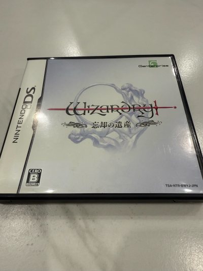 《巫术：忘却的遗产》（Wizardry: 忘却の遺産）作为NDS平台的经典地牢爬行类RPG，延续了《巫术》系列硬核的传统玩法，整体评价呈现硬核玩家认可、普通玩家体验割裂的特点！
     老玩家圆梦了！这款《巫术：忘却的遗产》卡带不仅是正版，说明书都保存得超完整，满...